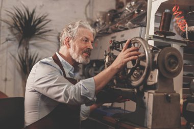 Önlük fabrikada yaşlı adam