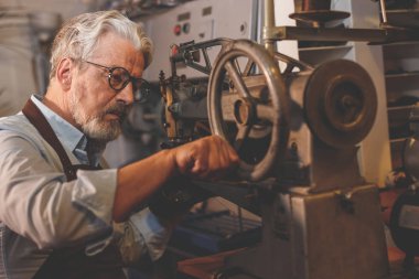 Yaşlı bir adam bir atölye çalışmalarında