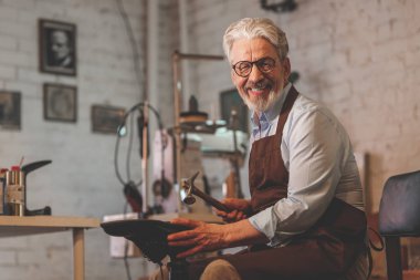 Atölye gülümseyen yaşlı Ayakkabıcılık