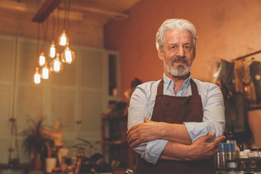 Atölye üniformalı yaşlı Ayakkabıcılık