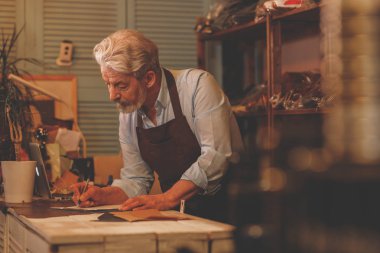 Studio iş yerinde yaşlı bir kunduracı