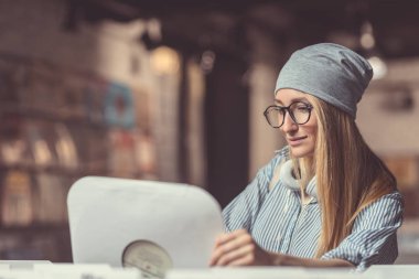 Bir vinil plak dükkânı genç çekici kız