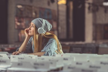 Rüya kız bir müzik mağazası