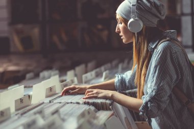 Bir vinil plak dükkânı genç çekici kız