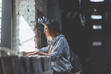 Genç kız bir müzik mağazası kayıtları tarama