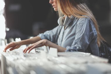 Bir vinil plak dükkânı genç çekici kız