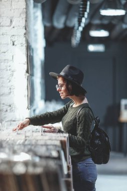 Genç kız bir müzik mağazası kayıtları tarama