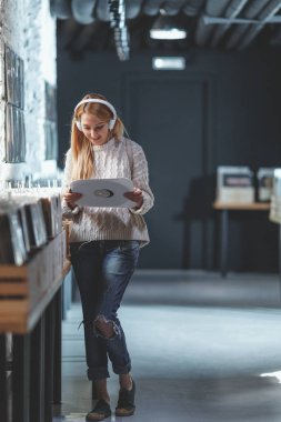 Bir vinil plak dükkânı genç çekici kız