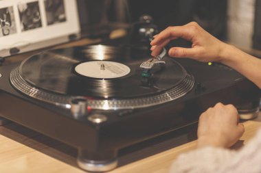 Gramofon yakın çekim ile eller