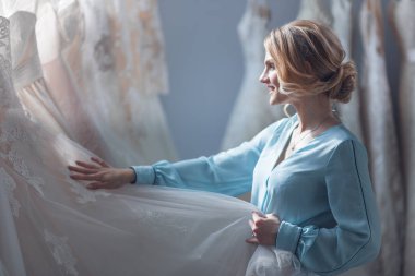 Çekici genç müşteri olarak bir düğün salonu