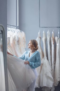 Çekici gelin gelinlik mağaza ile