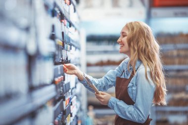 Genç gülümseyen kız Boya deposunda seçme