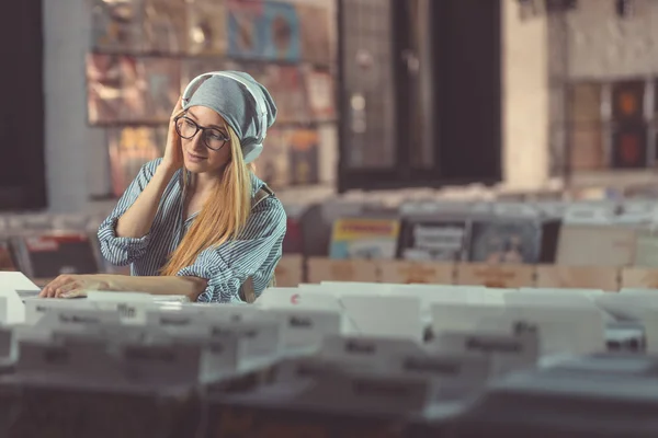 Chica Joven Escuchando Música Los Auriculares Tienda Música — Foto de Stock