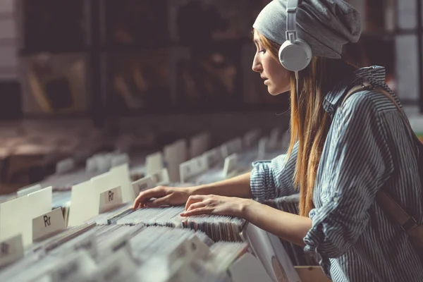 Joven Chica Atractiva Una Tienda Discos Vinilo — Foto de Stock