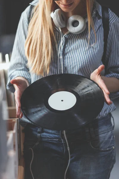Mujer Joven Con Discos Música Cerca — Foto de Stock
