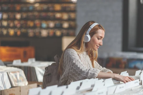 Atractiva Chica Joven Navegando Registros Una Tienda Música — Foto de Stock