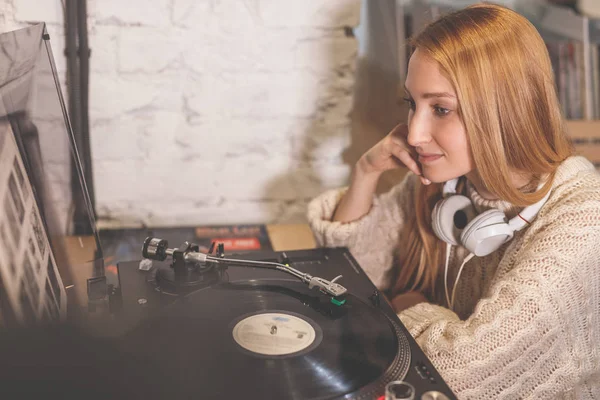 Chica Joven Escuchando Disco Gramófono — Foto de Stock