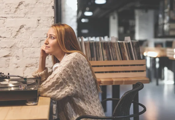 Chica Joven Escuchando Disco Gramófono Interior — Foto de Stock