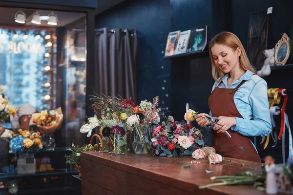 カウンターでの花の花束と若い花屋 — ストック写真