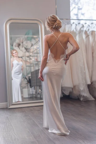 Attractive Bride Dress Mirror — Stock Photo, Image