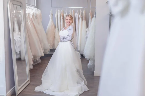 Leende Ung Flicka Med Bröllopsklänning Spegeln — Stockfoto