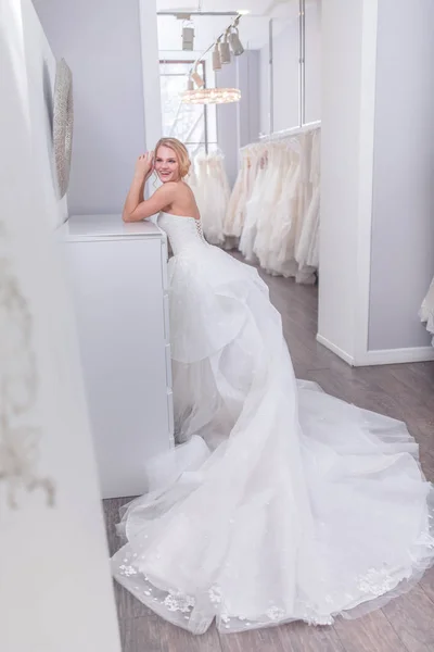 Schöne Braut Brautkleid Geschäft — Stockfoto