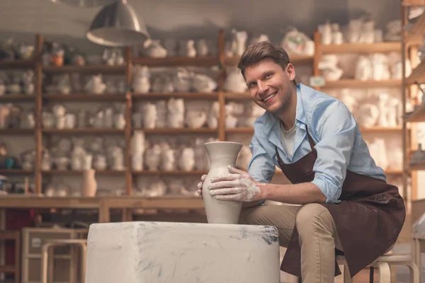 Sonriente Joven Maestro Volante Del Alfarero — Foto de Stock