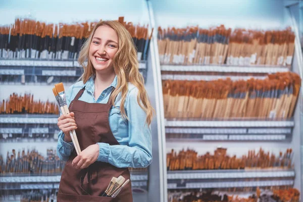 Sonriente Joven Vendedor Tienda —  Fotos de Stock