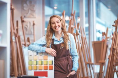 Depodaki apronda gülümseyen genç kız