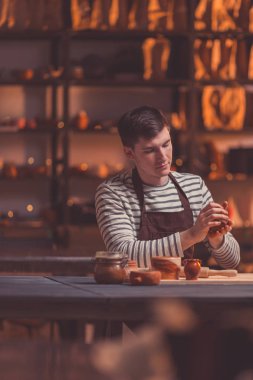Genç adam apronda Çanak Atölyesi