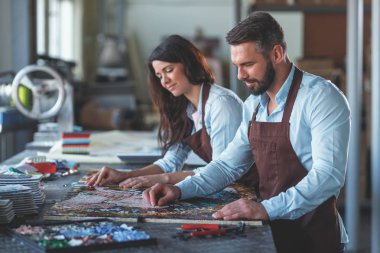 İş yerinde mozaik gençlerle