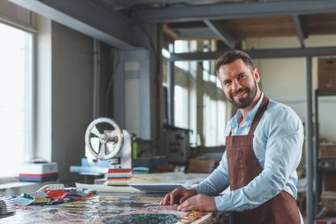 Mozaik atölye ile genç adam