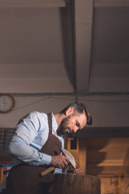 Mozaik atölye ile genç adam