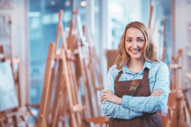 Depodaki üniformalı genç ressam