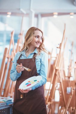 Sephalar kapalı ile üniformalı genç ressam