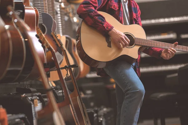 Молодий Чоловік Грає Гітарі Магазині — стокове фото