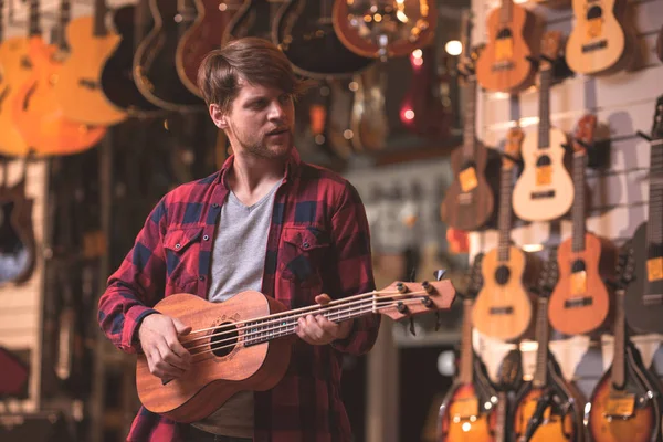 Jovem Jogando Ukulele Uma Loja Música — Fotografia de Stock