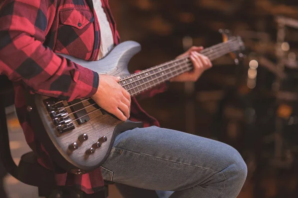 Fiatal Zenész Játszik Basszus Gitár Közelről — Stock Fotó