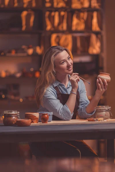 Jeune Fille Attrayante Dans Une Poterie — Photo