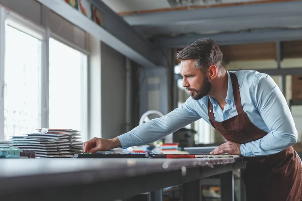 Giovane Maestro Con Mosaico Laboratorio — Foto Stock