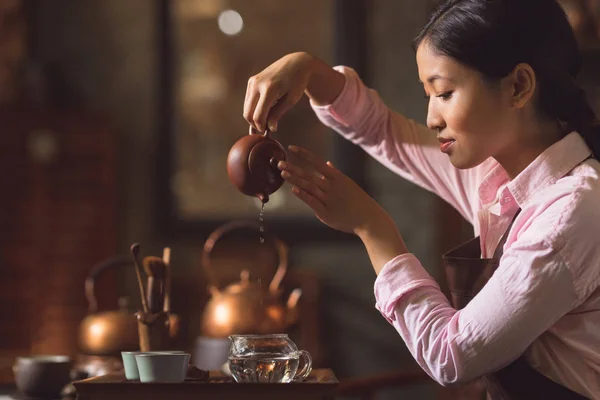 Młoda Kobieta Zalewanie Herbaty Dzbanek Herbaty — Zdjęcie stockowe