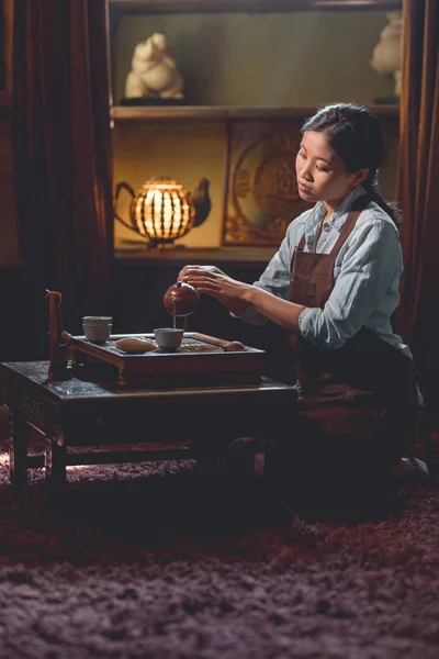 Young Tea Master Pouring Tea Room — Stock Photo, Image