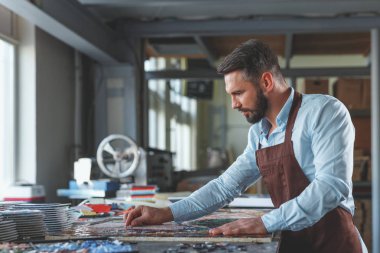 Mozaik atölye ile olgun adam