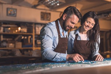 Mozaik atölye ile gülümseyen insanlar