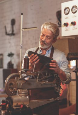 Studio iş yerinde yaşlı bir kunduracı