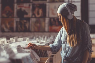 Bir vinil plak dükkânı genç çekici kız