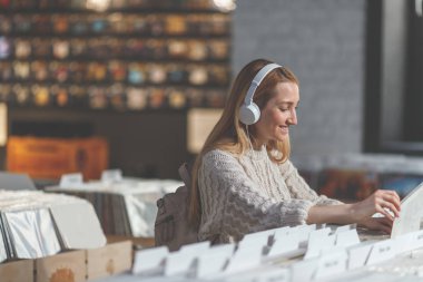 Kayıt mağaza kulaklıklar ile gülümseyen kız