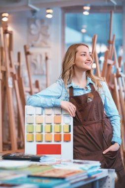 Depodaki apronda genç kız