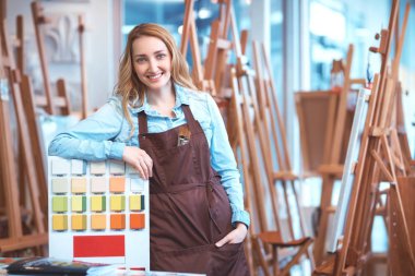 Depodaki apronda gülümseyen genç kadın