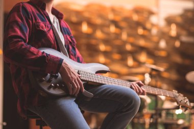 Bir gitar closeup ile genç müzisyen